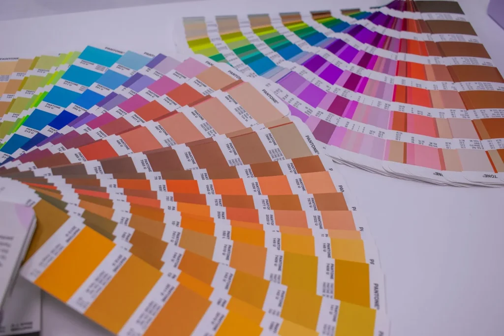 Nuanciers de couleurs Pantone déployés en éventail