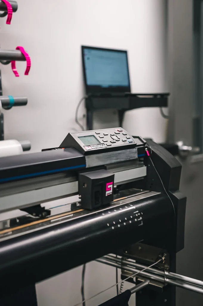 Traceur grand format dans un atelier d’impression