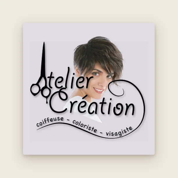 Logo Atelier Création, coiffeuse, coloriste, visagiste : ciseaux formant la lettre A et portrait