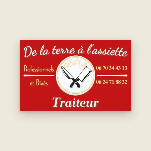 Carte de visite rouge du traiteur De la terre à l’assiette, couteaux croisés sur une assiette