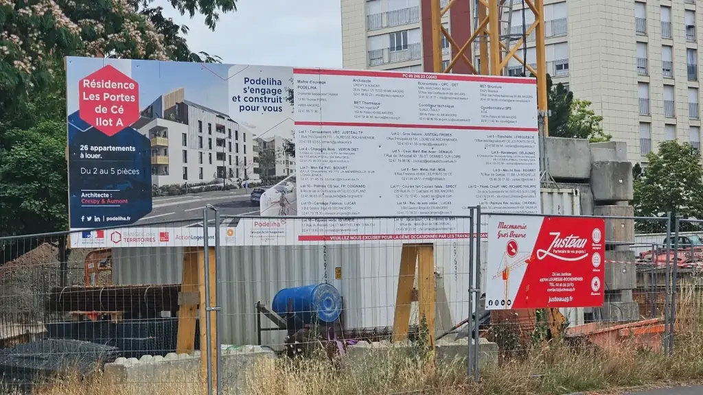 Grand panneau de chantier de la résidence Les Portes de Cé, avec la bâche rouge de Justeau