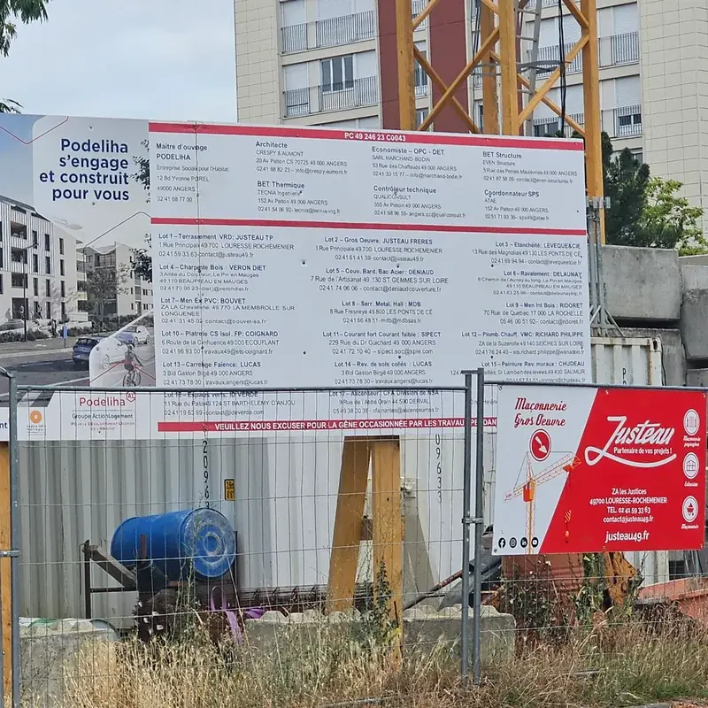 Grand panneau de chantier de la résidence Les Portes de Cé, avec la bâche rouge de Justeau