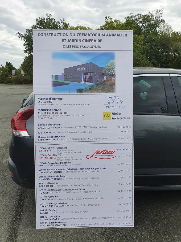 Panneau de chantier de la construction d’un crématorium animalier, avec la liste des lots et des entreprises