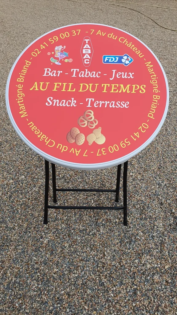 Mange-debout rouge « Bar, Tabac, Jeux, Au Fil du Temps, Snack, Terrasse »