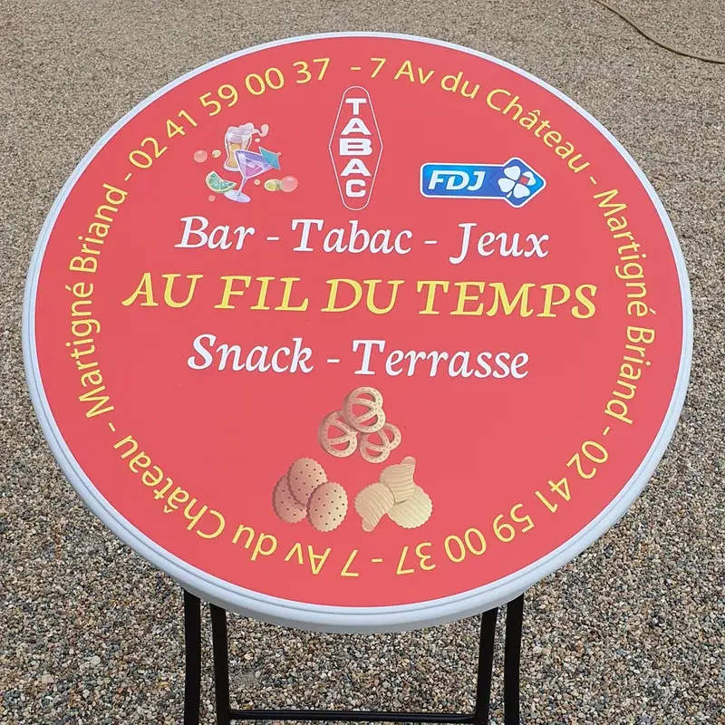 Mange-debout rouge « Bar, Tabac, Jeux, Au Fil du Temps, Snack, Terrasse »