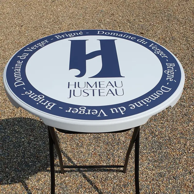 Mange-debout pliant au plateau bleu marine et blanc, logo H Humeau Justeau, Domaine du Verger
