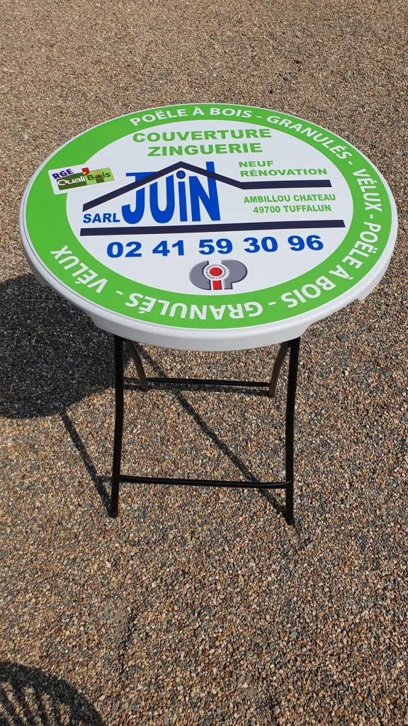 Mange-debout vert et blanc de la SARL Juin, couverture zinguerie, poêles à bois