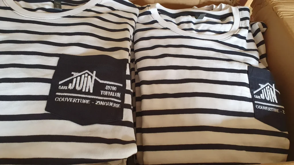 Tee-shirts marinière rayés bleu et blanc, logo SARL Juin brodé en blanc sur la poche