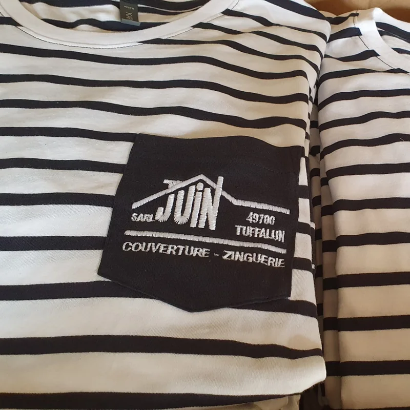 Tee-shirts marinière rayés bleu et blanc, logo SARL Juin brodé en blanc sur la poche