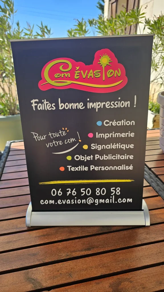 Mini banner de table noir « Com Évasion, Faites bonne impression ! » avec la liste des métiers