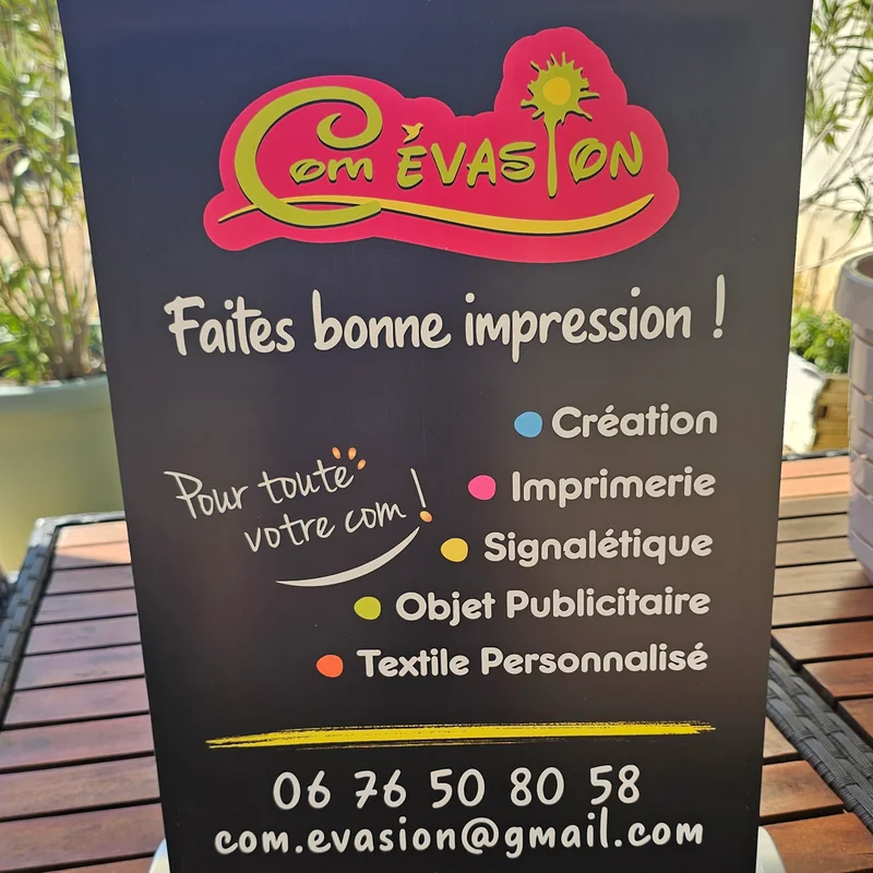 Mini banner de table noir « Com Évasion, Faites bonne impression ! » avec la liste des métiers
