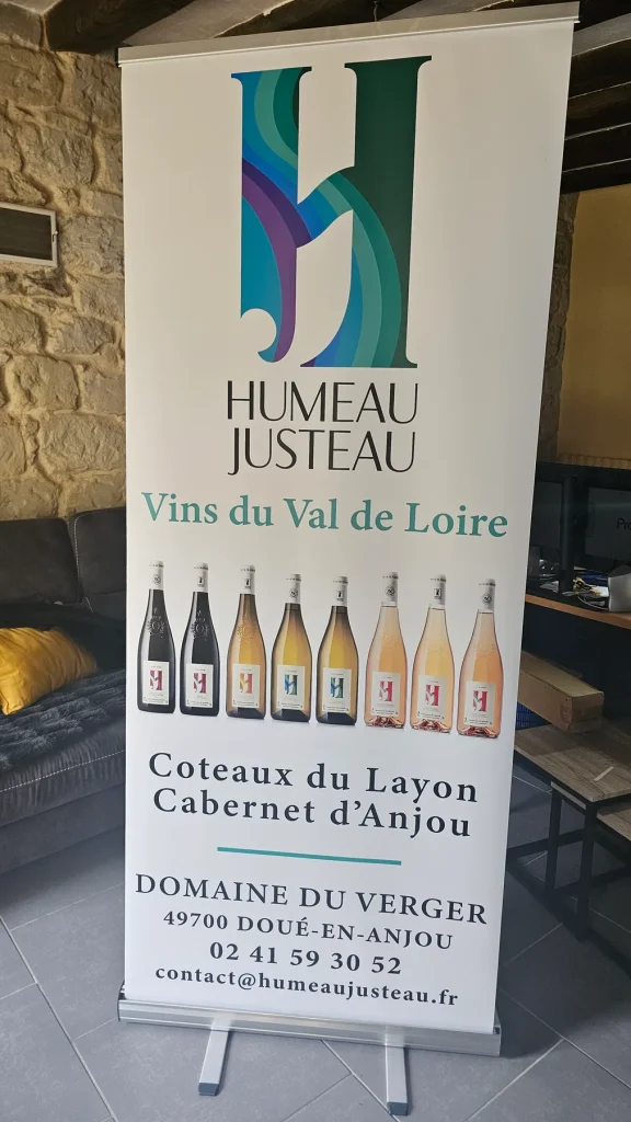 Roll-up blanc Humeau Justeau, Vins du Val de Loire, avec une rangée de bouteilles
