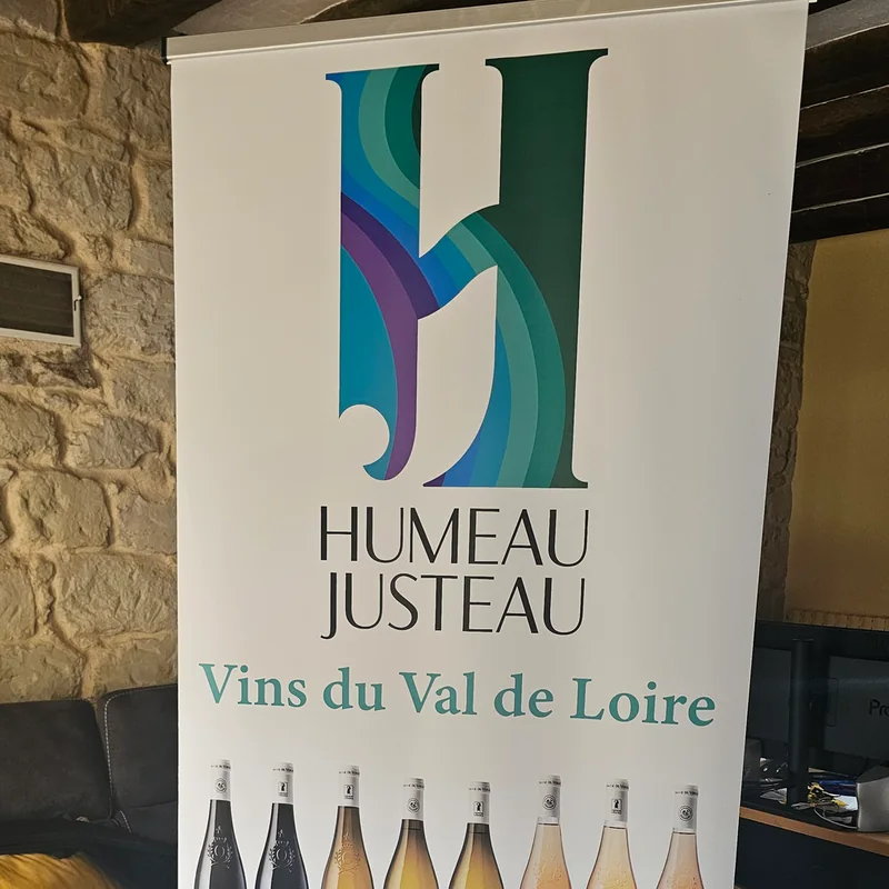 Roll-up blanc Humeau Justeau, Vins du Val de Loire, avec une rangée de bouteilles