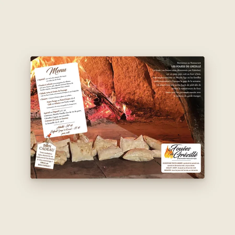 Set de table des Fouées de Grézillé : fouées devant un four à bois, menu et bon cadeau