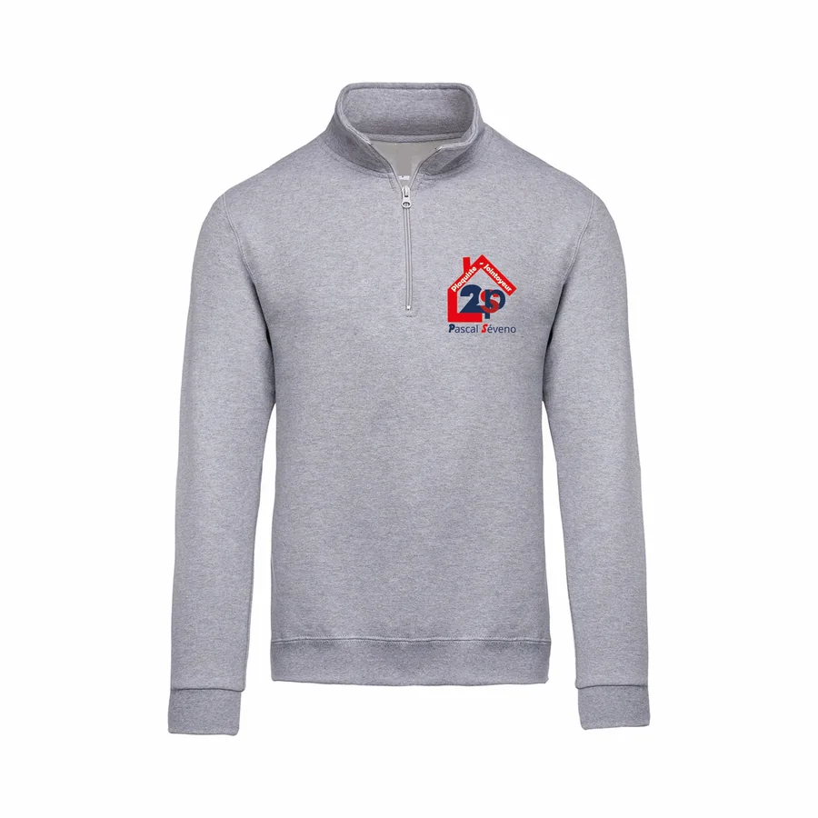 Sweat gris col zippé marqué côté cœur du logo 2SP Pascal Séveno, plaquiste jointoyeur