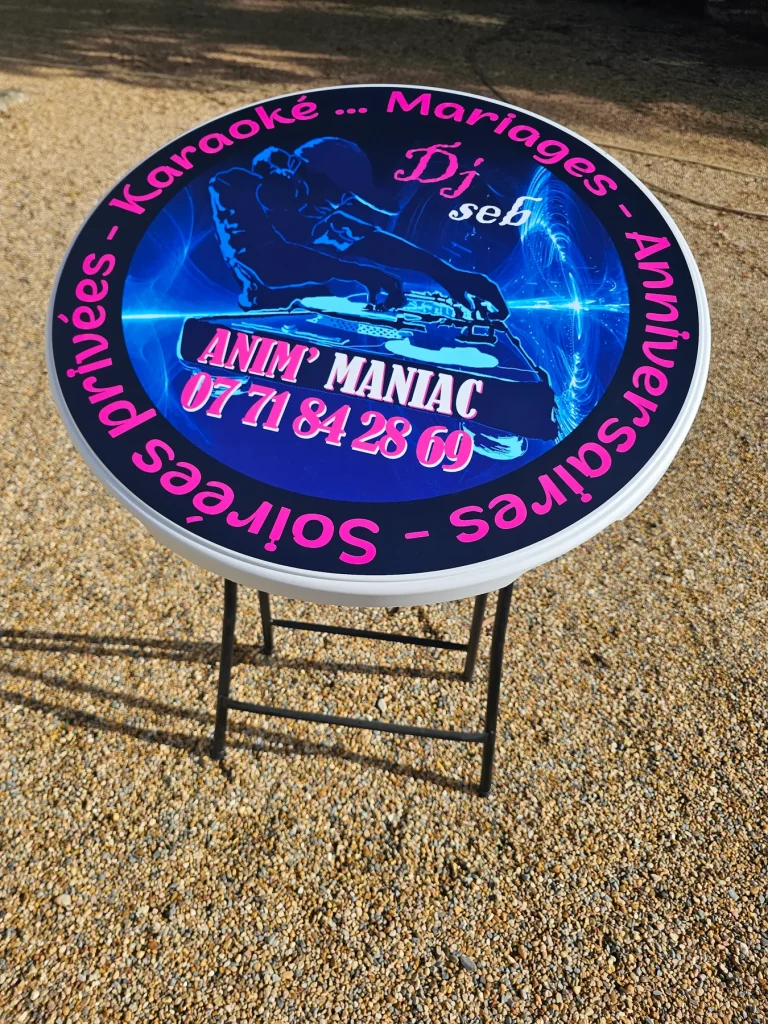 Table haute ronde au plateau bleu et rose « DJ Seb, Anim’Maniac », karaoké, mariages, anniversaires