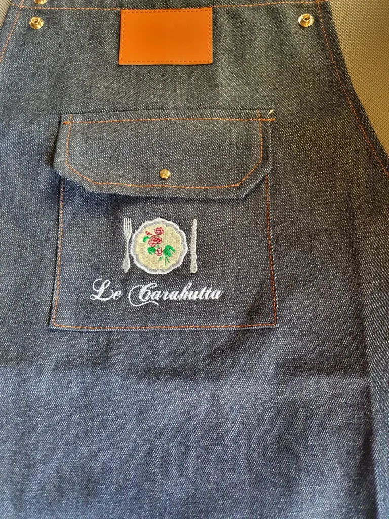 Tablier en jean avec le logo du restaurant Le Carahutta brodé sur la poche