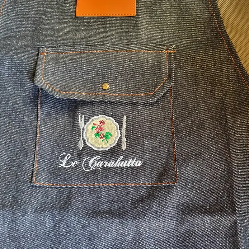 Tablier en jean avec le logo du restaurant Le Carahutta brodé sur la poche