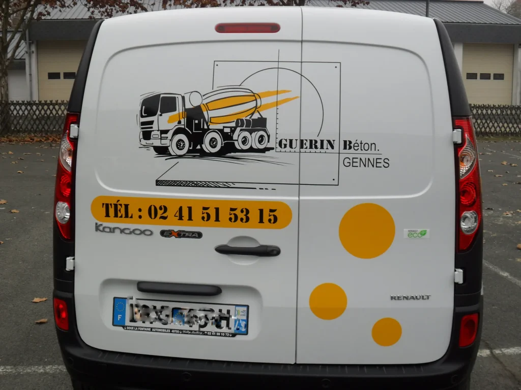 Arrière d’un utilitaire blanc marqué Guérin Béton : dessin de camion toupie, téléphone et ronds orange