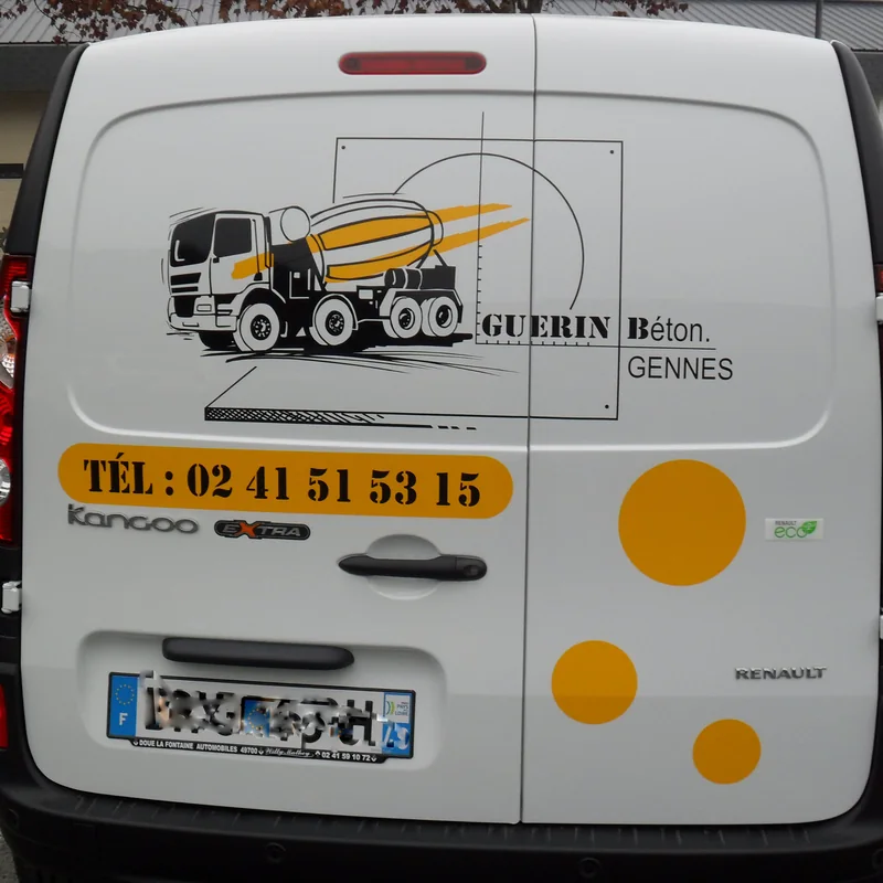 Arrière d’un utilitaire blanc marqué Guérin Béton : dessin de camion toupie, téléphone et ronds orange