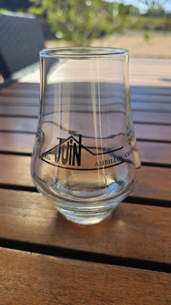 Verre sans pied marqué du logo Ets Juin et de la mention Ambillou-Château