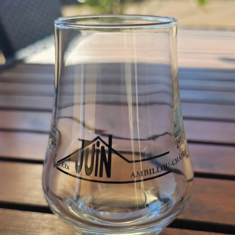 Verre sans pied marqué du logo Ets Juin et de la mention Ambillou-Château