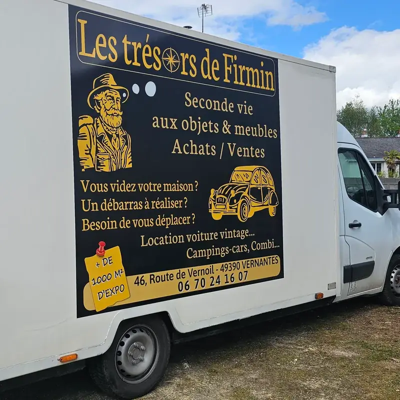 Camion blanc floqué « Les trésors de Firmin, seconde vie aux objets et meubles » sur fond noir et or