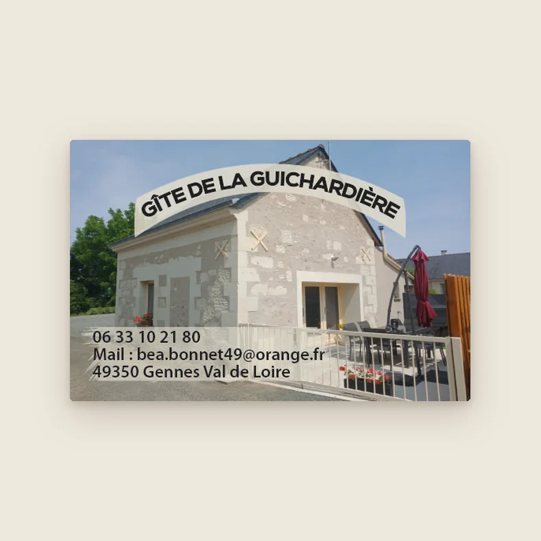 Carte de visite du Gîte de la Guichardière avec la photo de la maison en tuffeau et sa terrasse