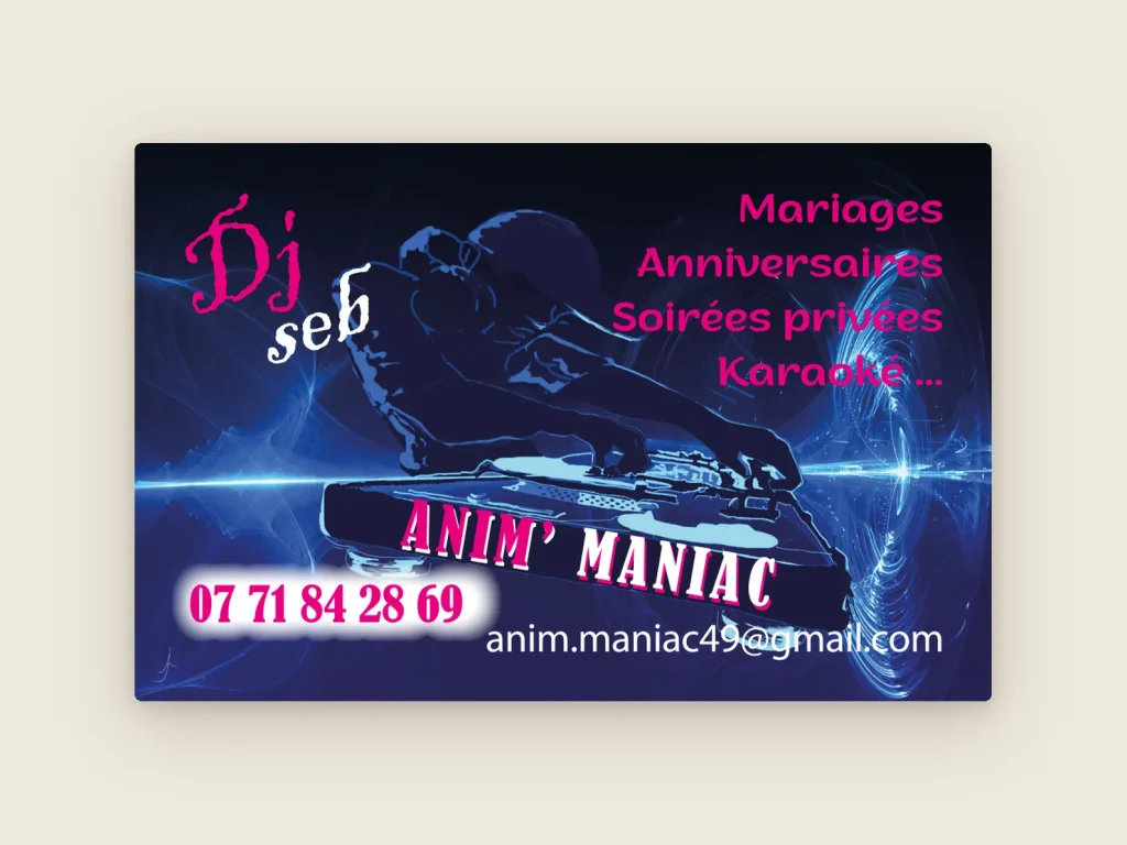 Carte de visite de DJ Seb, Anim’ Maniac : platine de mixage bleue et lettrage rose sur fond nuit