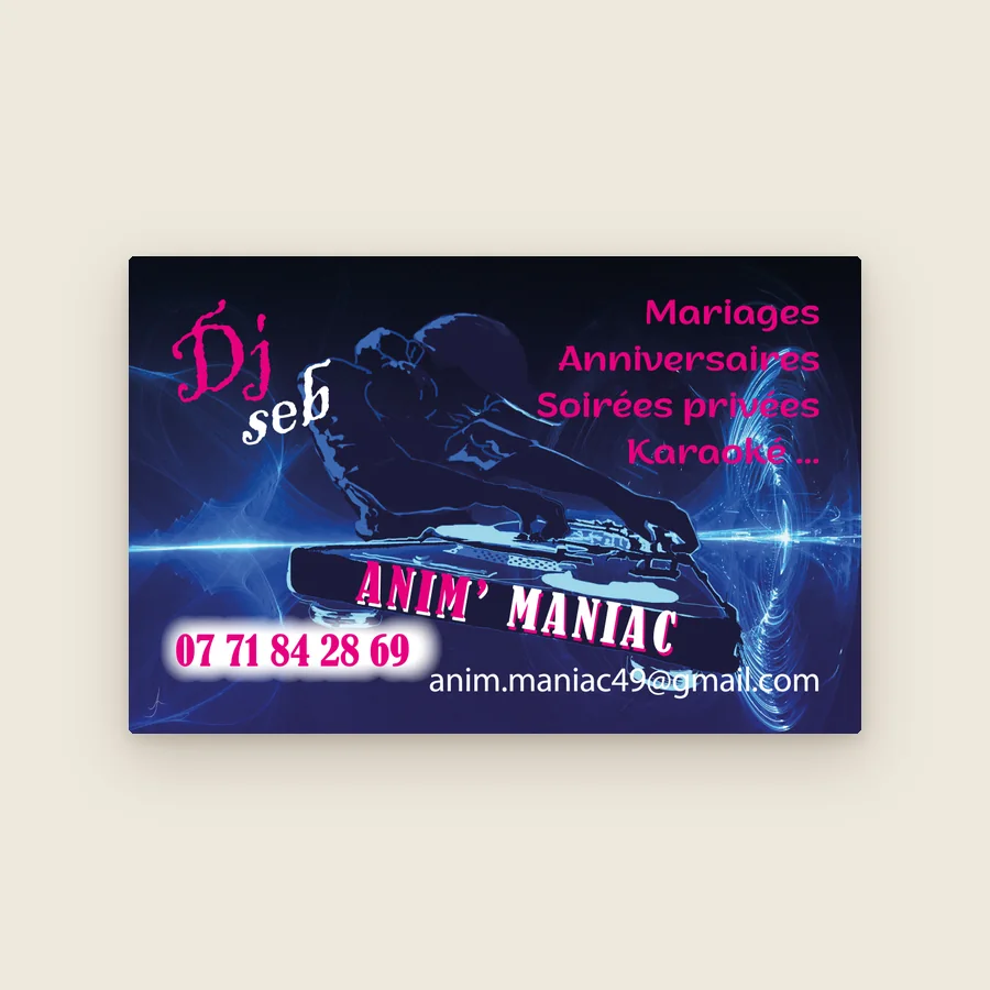 Carte de visite de DJ Seb, Anim’ Maniac : platine de mixage bleue et lettrage rose sur fond nuit