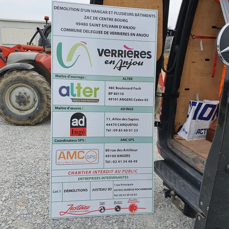 Panneau de chantier de démolition à Verrières-en-Anjou, avec les logos des intervenants et de Justeau 3D