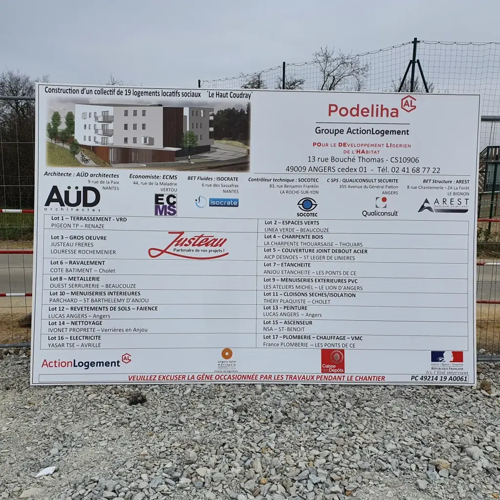 Panneau de chantier Podeliha, Action Logement, avec la perspective d’un immeuble et la liste des entreprises