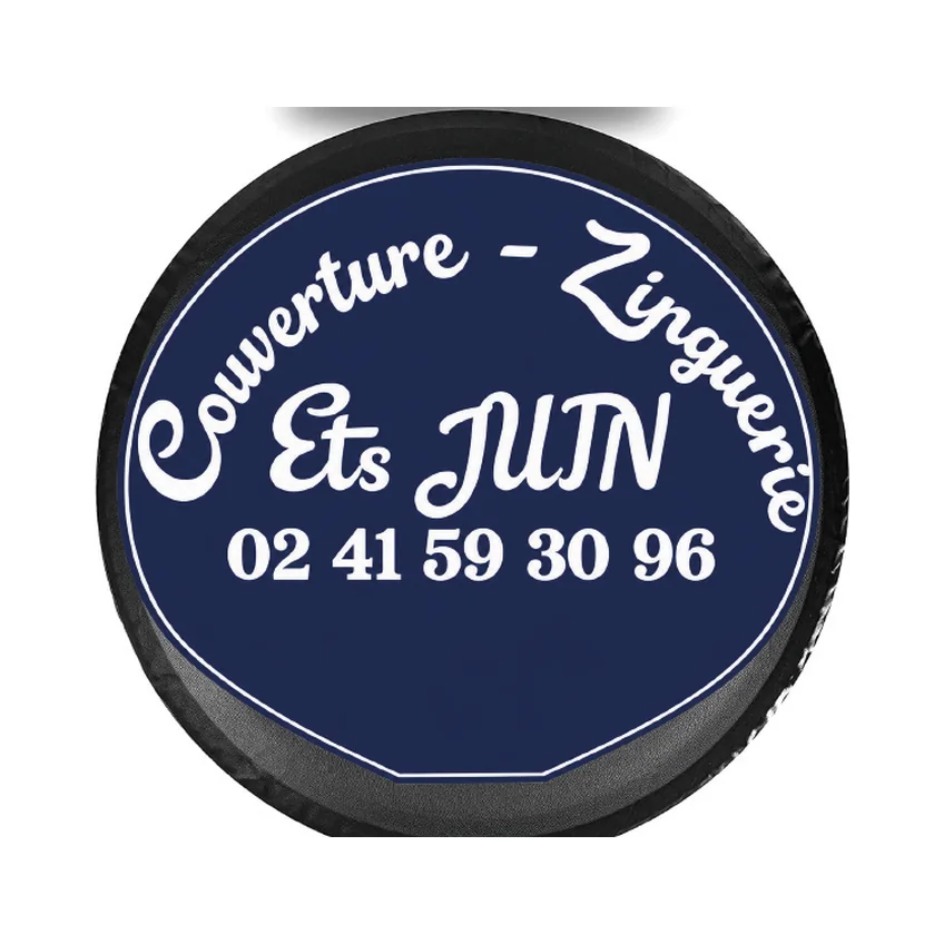 Housse de roue de secours bleu marine marquée « Couverture, zinguerie, Ets Juin » et le numéro de téléphone