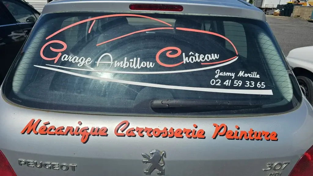 Lettrage adhésif « Garage Ambillou Château, mécanique, carrosserie, peinture » à l’arrière d’une Peugeot 307 grise