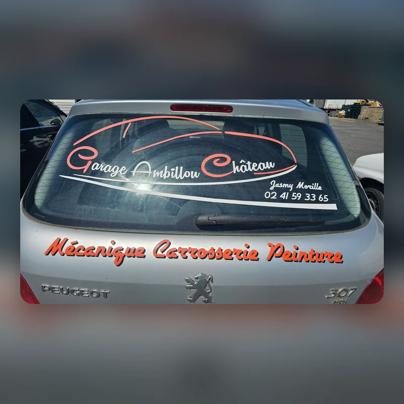 Lettrage adhésif « Garage Ambillou Château, mécanique, carrosserie, peinture » à l’arrière d’une Peugeot 307 grise