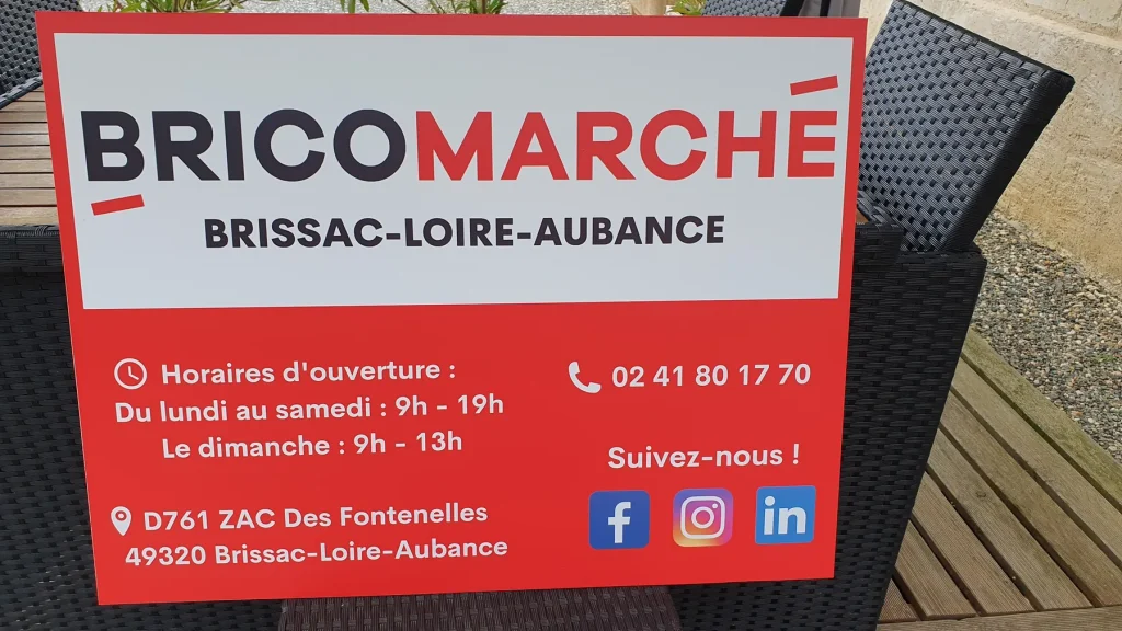 Panneau rouge et blanc Bricomarché Brissac-Loire-Aubance avec horaires, adresse et réseaux sociaux