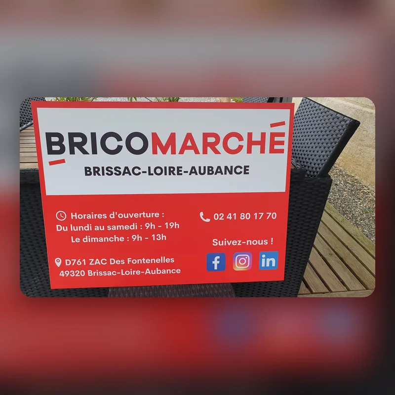 Panneau rouge et blanc Bricomarché Brissac-Loire-Aubance avec horaires, adresse et réseaux sociaux