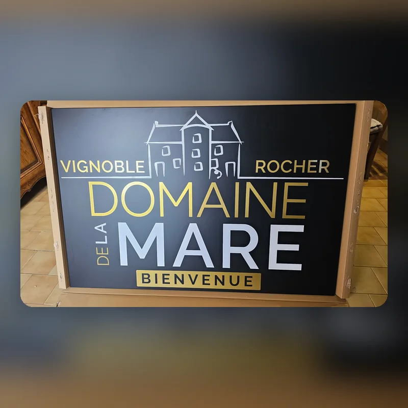 Panneau noir « Vignoble Rocher, Domaine de la Mare, Bienvenue » en lettres dorées et blanches