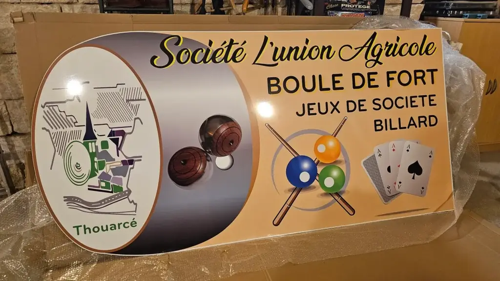 Panneau « Société L’Union Agricole, boule de fort, jeux de société, billard » avec le logo de Thouarcé