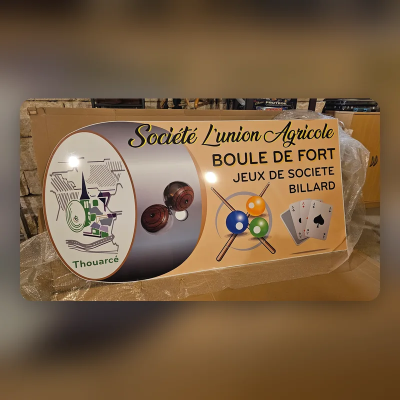 Panneau « Société L’Union Agricole, boule de fort, jeux de société, billard » avec le logo de Thouarcé