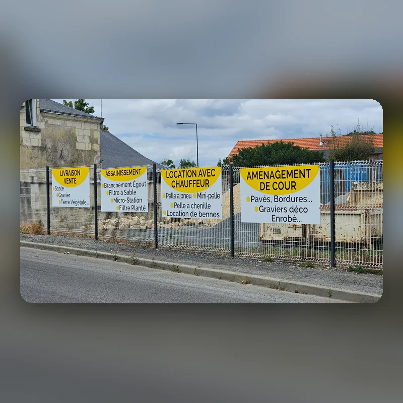 Quatre panneaux jaunes Hudon TP fixés sur une clôture le long d’une route