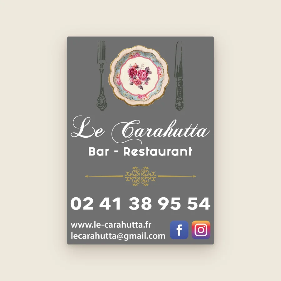 Visuel du stop-trottoir du bar-restaurant Le Carahutta : assiette fleurie, couverts et numéro de téléphone sur fond gris